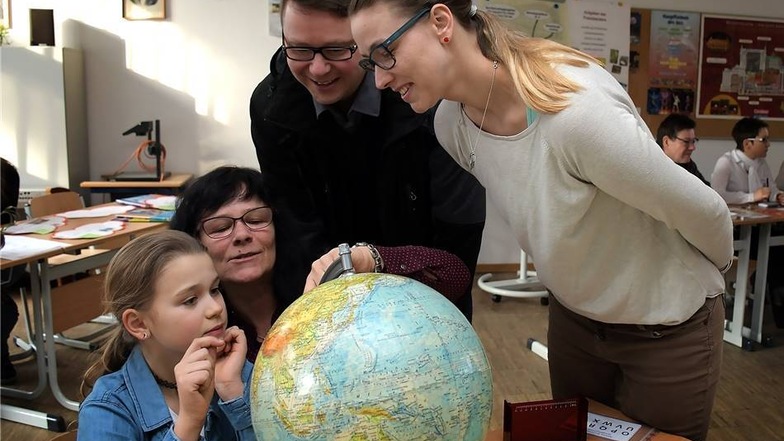 Lehrerin Angela Liebing (2. von links) weckt bei Lena Rein das Interesse am Geografieunterricht in der Peter-Apian-Oberschule.