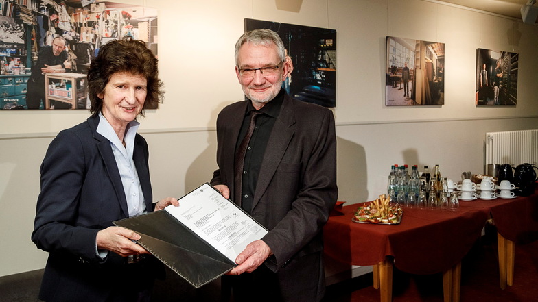 Da war die Theaterwelt noch in Ordnung: Die damalige Kunstministerin Eva-Maria Stange übergibt im Februar 2019 den Vertrag über die Kulturpakt-Gelder an Intendant Klaus Arauner.