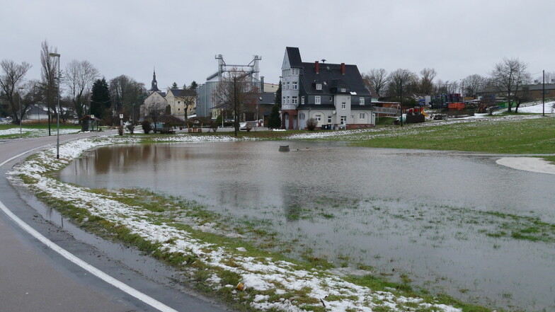 Die Teiche in Reinsdorf haben sich auf die Wiesen ausgebreitet.