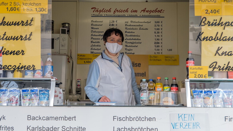 Doris Ansorge im Imbiss-Stand auf dem Wochenmarkt in Görlitz.