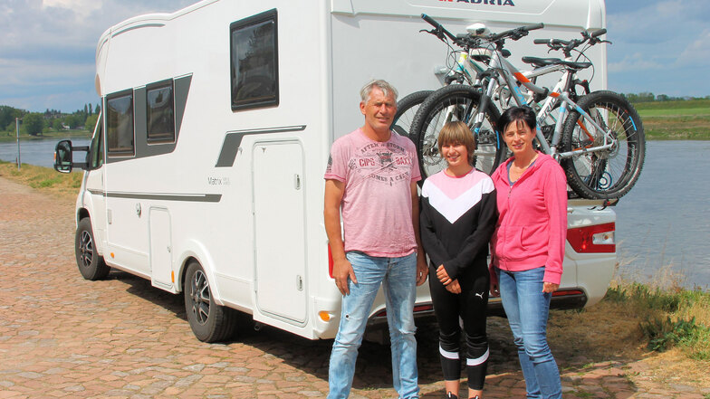 Station in Strehla: Familie Christof aus dem Raum Wilsdruff hat mit den Rädern gerade eine Tour auf dem Elberadweg von Strehla nach Mühlberg absolviert. Vater Uwe (50), Tochter Mona (13) und Mutter Michaela (46).