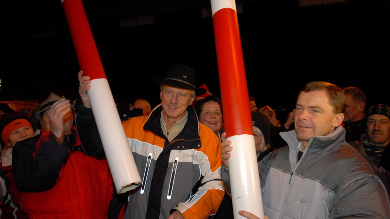 Symbolisch sägen im Dezember 2007 Altenbergs Bürgermeister Thomas Kirsten und Dubís Stadtoberhaupt Petr Pipal die letzte Grenzschranke durch.