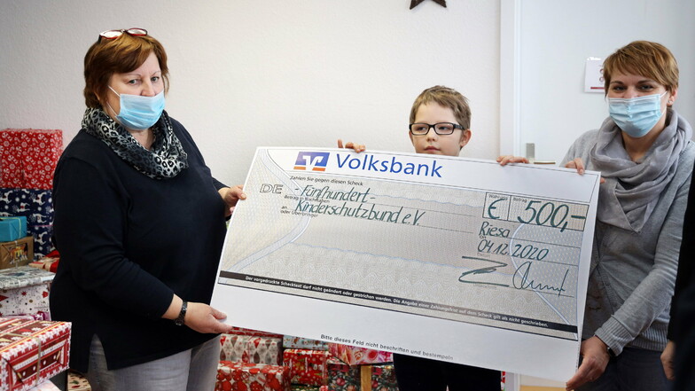 Von der Volksbank gab's noch ein Geschenk an den Kinderschutzbund. Im Bild von links: Gitta Frensel, Stenley und Familienhelferin Sandra Arlt-Riehle .