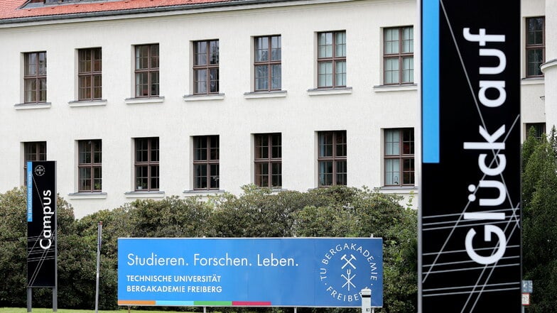 "Glück auf" steht auf einem Schild der Technischen Universität Bergakademie Freiberg vor dem Karl-Kegel-Bau in Freiberg.