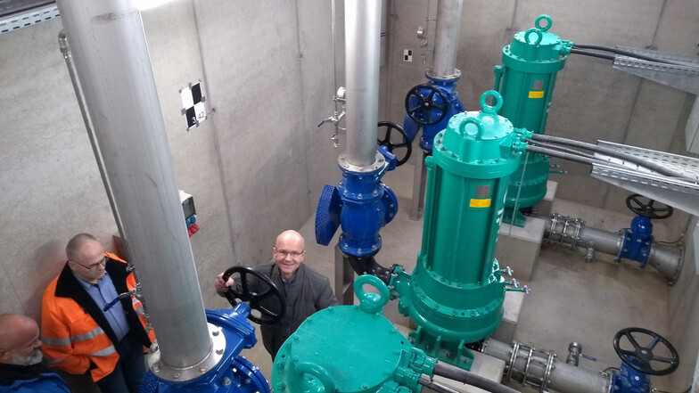 Verbandschef Andreas Clausnitzer im neuen Pumpenhaus. Jede der drei Pumpen kann bis zu 65 Liter in der Sekunde fördern. In der Regel ist nur eine in Betrieb. 