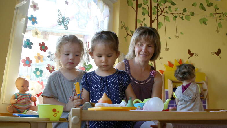 nja William ist seit 15 Jahren Tagesmutter in Weigersdorf. Hier deckt sie mit Paula, Mirjam und Lotta den Tisch. Aber nur für die Puppenkinder.