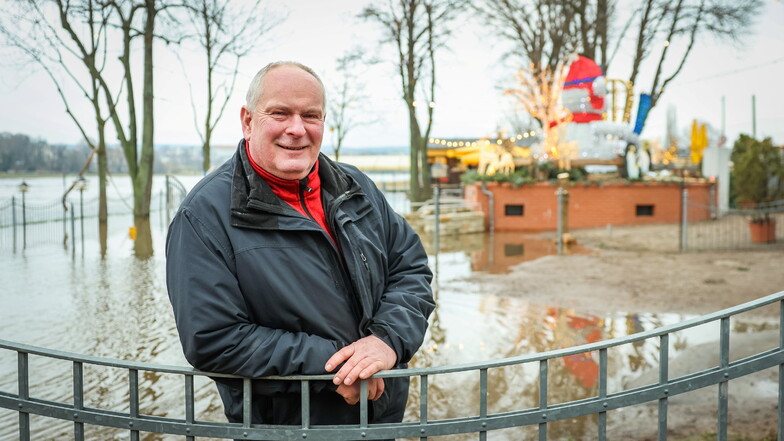 Jens Bauermeister lächelt - mit Vorsicht. So langsam kann er am Samstagnachmittag davon ausgehen, das die Elbe nicht noch weiter steigen und seinen Johannstädter Fährgarten in Dresden fluten wird.