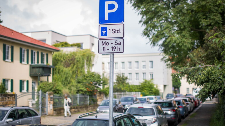 Das Parken rund um den Schillerplatz ist nach dem Wegfall der Plätze an der Elbe komplizierter geworden. Nun will die Stadt gegensteuern.