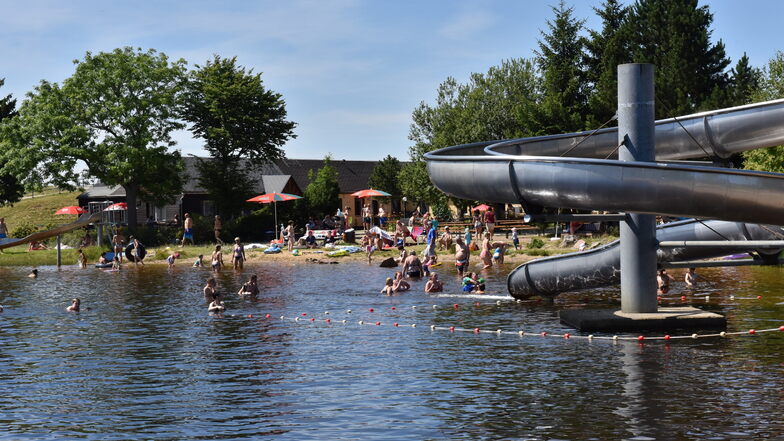 Im Freibad am Altenberger Galgenteich herrscht entspannte Sommerstimmung.