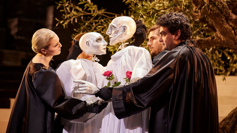 Ganz und gar bewegend und überzeugend: Rolando Villazón (r.) in der Rolle des Orfeo. Anastasiya Taratorkina singt die Euridice, Angelo Konzett den Puppenspieler.