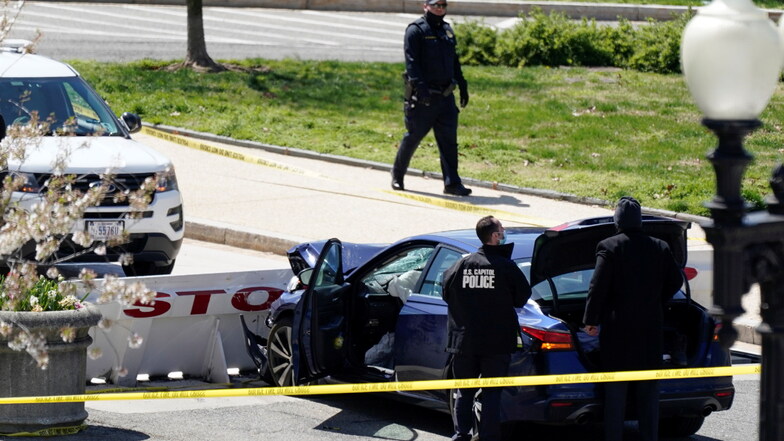 Beamte der Kapitol-Polizei stehen in der Nähe eines Autos bei einer Polizeisperre. Ein Mann hatte mit einem Auto eine Absperrung gerammt und dabei einen Polizisten getötet.