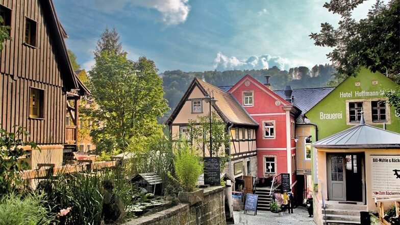 Der Mühlenkomplex (r.) und das Badehaus (l.) sind die beliebtesten Fotomotive in dem Grenzdorf: