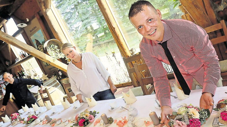 Endlich kann Martin Weise - hier mit Ehefrau Jana und Küchenchef Stephan Otto - im Eibauer Brauhaus wieder Feiern ausrichten. Doch nun drohen den Gastronomen wieder neue Einschränkungen.