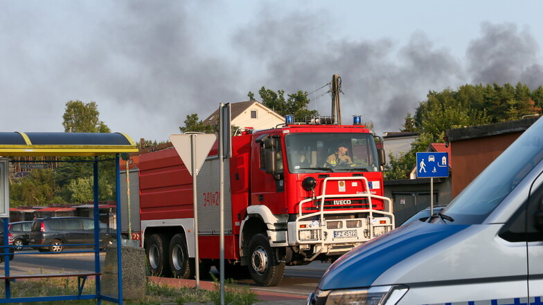 Etwa 44 Feuerwehreinheiten mit drei Löschflugzeugen und Chemierettungsteams kämpften gegen den Brand in einer Chemieanlage mit gefährlichen Chemikalien.