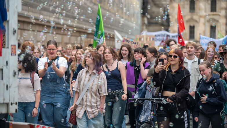 Seifenblasen statt Hetze: Hunderte junge Menschen zogen am Freitag durch Dresden.