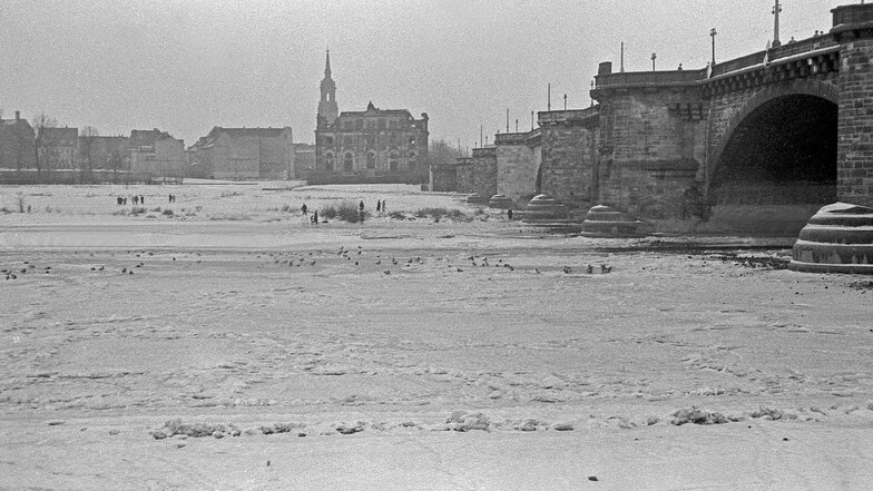„Die Elbe zu Eis erstarrt“: Die zugefrorene Elbe im Februar 1962. Die Sächsische Zeitung berichtete in dem kalten Winter von neuen Helden und Timurtrupps, die älteren Menschen halfen.