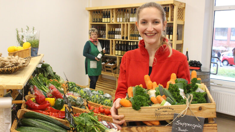 Marie Rietscher (vorn) und Bärbel Noack empfangen jetzt in ihrem „Früchteladen“ an der Erich-Weinert-Straße Kunden.