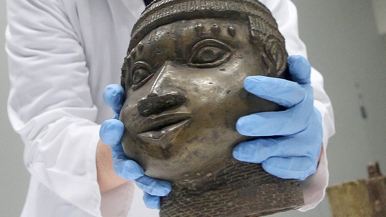 Eine Benin-Bronze wird vor der Rückgabe nach Nigeria verpackt.