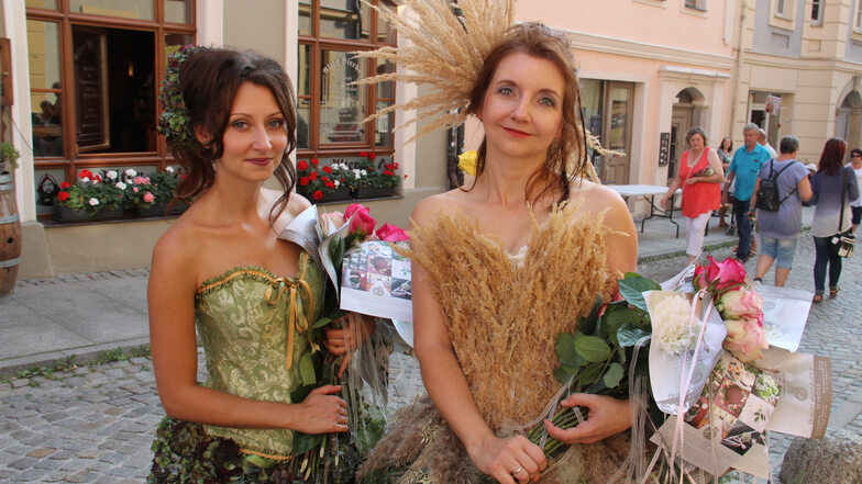 Beim Altstadtfestival verteilten Olga Wos und Katharina Bühn (v.l.) an die Besucher in dre Heringstraße Rosen. Die beiden waren eingekleidet in Gewänder, die der Florist Heiko Steudtner mit Blüten und Gräsern gestaltet hatte.
