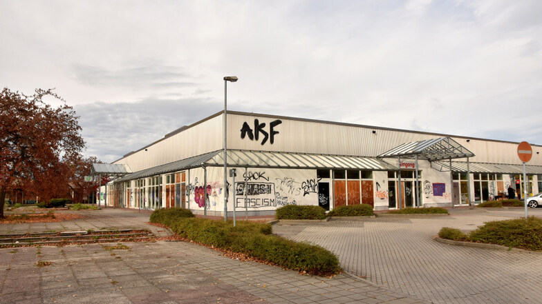 290.000 Euro - Die Kaufhalle im WK IX stammt von 1974, wurde vor 20 Jahren durch Spar umgebaut. Bäcker und Friseur sind eingemietet.