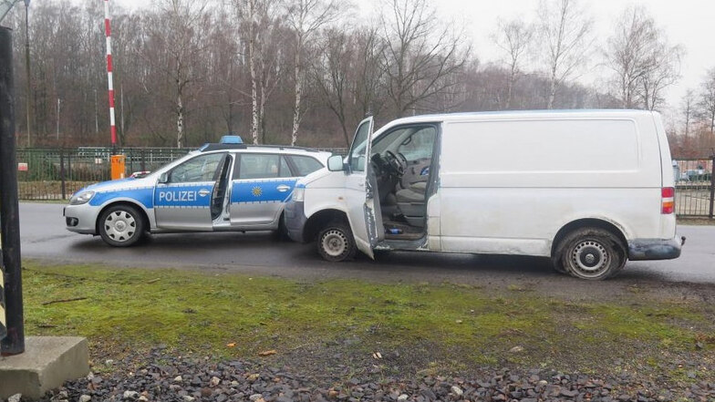 Ende einer Verfolgungsjagd: Der Polizeiwagen stieß mit dem VW-Transporter zusammen.
