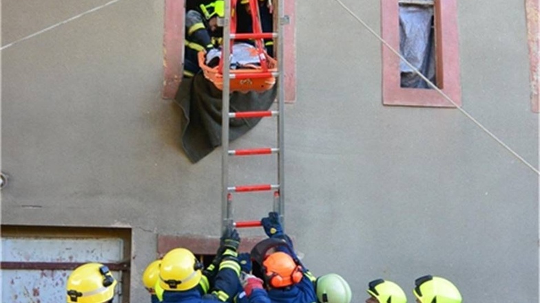 Sog. Leiterhebel zur Rettung von Personen aus oberen Stockwerken