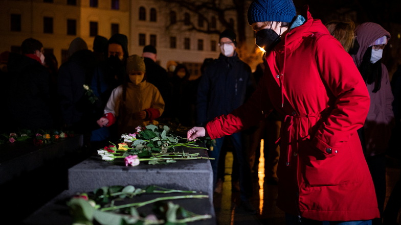Zum Abschluss der Demo "Görlitz bleibt bunt" legten die Teilnehmer Rosen als Gedenken an die Verstorbenen der Corona-Pandemie am Brunnen auf dem Marienplatz ab.