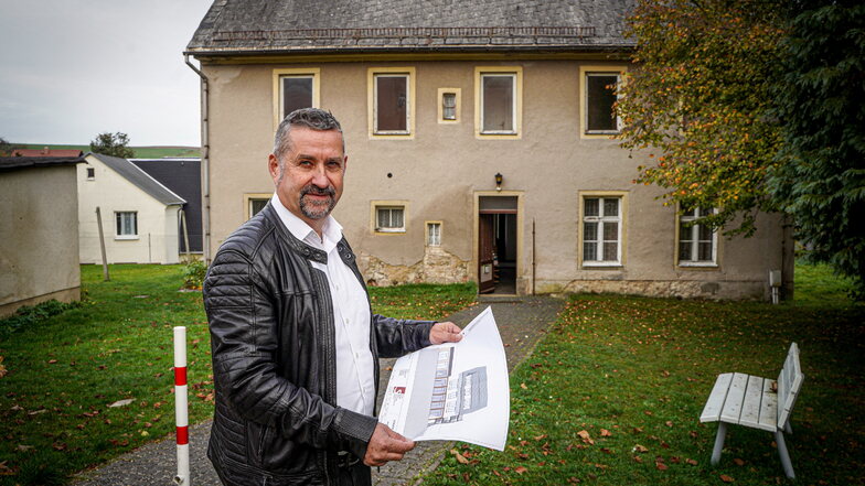 Die Pläne für den Hortneubau in Großharthau beschäftigen Bürgermeister Jens Krauße schon lange. Nun hofft er, dass der Fördermittelantrag bis zum Herbst bestätigt wird.