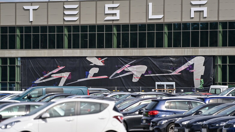 Blick auf den Haupteingang zur Fabrik der Tesla Gigafactory in Brandenburg.