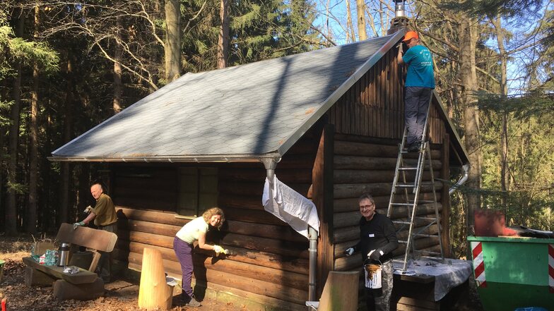 Bevor Wanderer in den Trekkinghütten am Forststeig übernachten, werden sie am 21. März repariert.