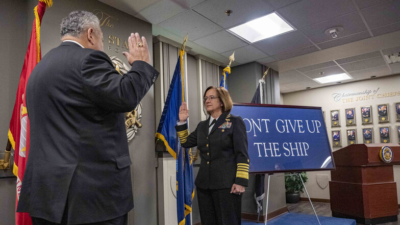 Admiralin Lisa Franchetti wird als 33. Chief of Naval Operations vereidigt.
