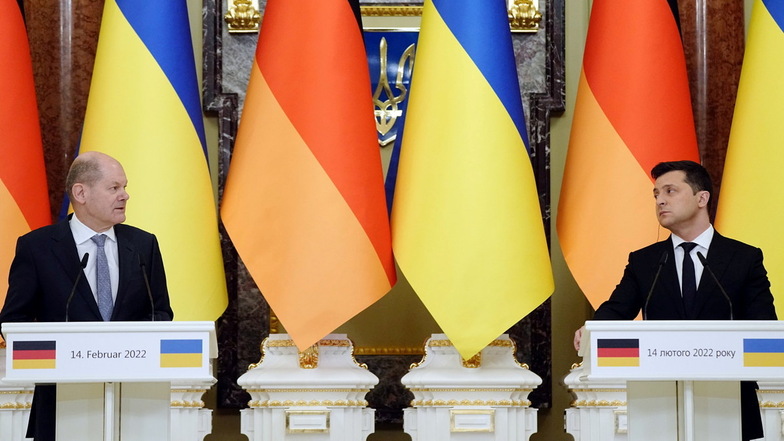 Bundeskanzler Olaf Scholz (SPD, l) und Wolodymyr Selenskyj, Präsident der Ukraine, geben nach einem gemeinsamen Treffen eine Pressekonferenz