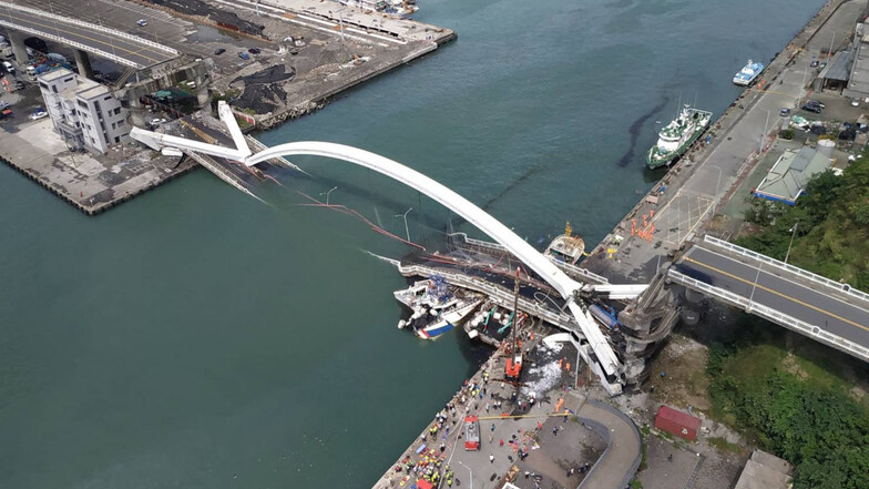 In Taiwan sind mehrere Menschen beim Einsturz einer Brücke getötet worden. Die Brücke stürzte auf mehrere Fischerboote.