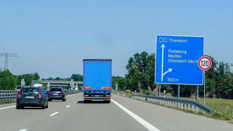 Lkw fuhr gegen Leitplanke - A13 bei Radeburg über zwei Stunden gesperrt