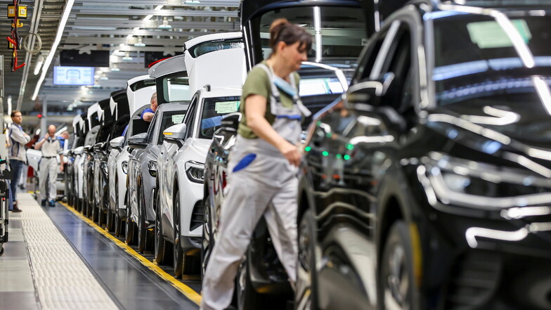 Autos laufen in einem Werk übers Band.