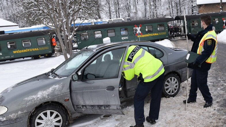 Die Polizei sucht am Mittwochnachmittag die Ursachen für den Zusammenstoß am Bahnübergang Wolframsdorfer Straße.