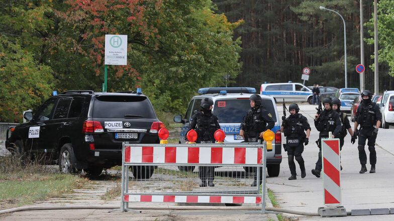 Polizisten riegelten das Berufsschulzentrum in Hoyerswerda ab und evakuierten Schüler und Lehrer.