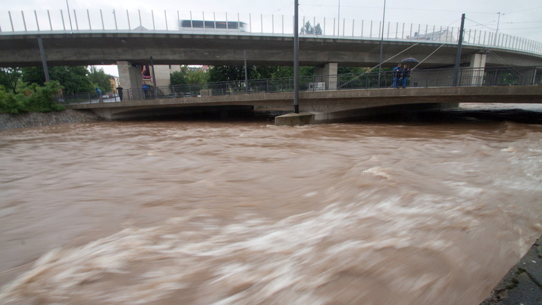 Die Weißeritz steht beim Hochwasser im Juni 2013 an der Oberkante des Flussbettes.