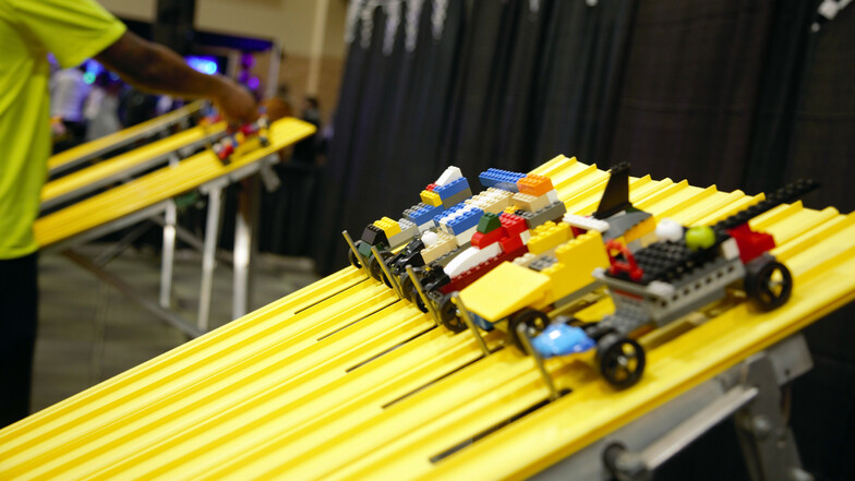 Beim Derbyrennen kann man sich mit seinem selbst gebauten LEGO-Fahrzeug ein Rennen gegen die anderen liefern.