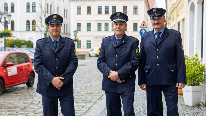 Jonny Kummer (Mitte) verabschiedet sich als Bürgerpolizist in Dippoldiswalde. Sein Nachfolger ist Peter Dippmann (links). Andreas Unterdörfer (rechts) bleibt weiter als Bürgerpolizist tätig.