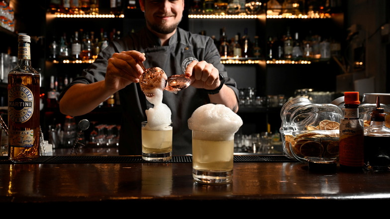 Gurkenluft über alkoholfreiem Martini und mehr: eine neue Eigenkreation aus der Pinta-Cocktailbar in Dresden, die bald auf die neue Karte kommt.