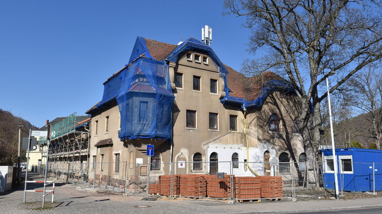 Seit eineinhalb Jahren Baustelle und immer teurer: Die Ballsäle Coßmannsdorf.
