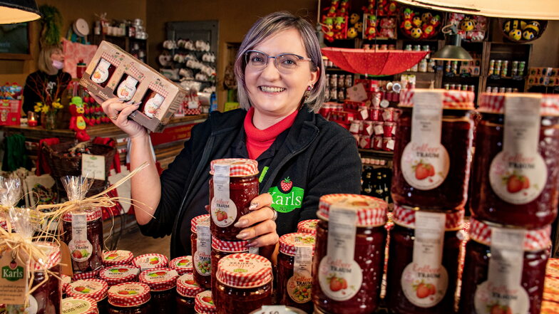 Viktoria Pötzsch im Döbelner Manufakturen-Markt mit dem Verkaufshit: Erdbeermarmelade. Das Geschäft am Obermarkt ist ein Vorgeschmack auf das Erlebnis-Dorf.