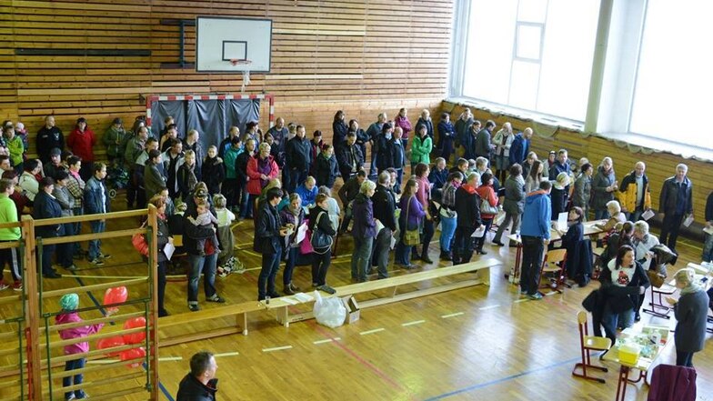 Hunderte Menschen waren am Sonnabend in die Turnhalle der Neukirchert Valtenberg-Oberschule gekommen.