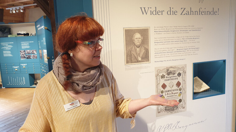 Museumspädagogin Patricia Spruck erklärt im Heimatmuseum Waldheim die Geschichte der Marke Florena.