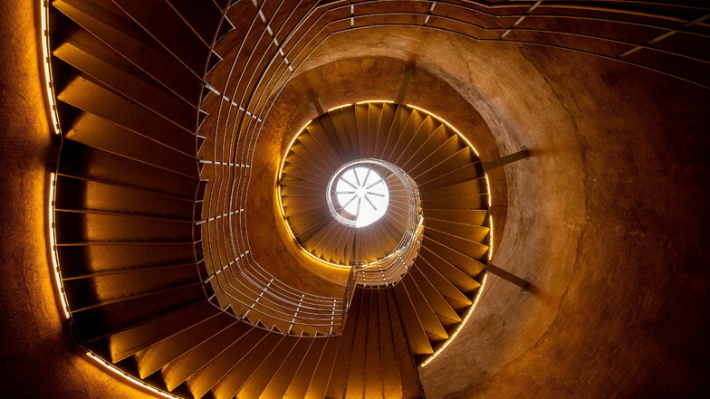 Eine Spiraltreppe führt im Inneren des Radebeuler Bismarckturms hinauf zur Aussichtsplattform.