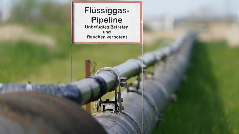Blick auf eine Flüssiggas-Pipeline am Nordsee Gas Terminal. Der katarische Energieriese Qatar Energy und Deutschland haben nach katarischen Angaben ein Gaslieferabkommen geschlossen.