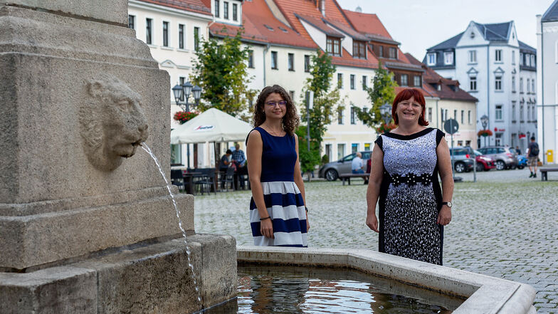 Pia Jantschke (li.) steht hier mit Oberbürgermeisterin Kerstin Körner auf dem Dippser Markt. Die Verwaltungsstudentin will auch in der Innenstadt die Wirtschaft fördern.