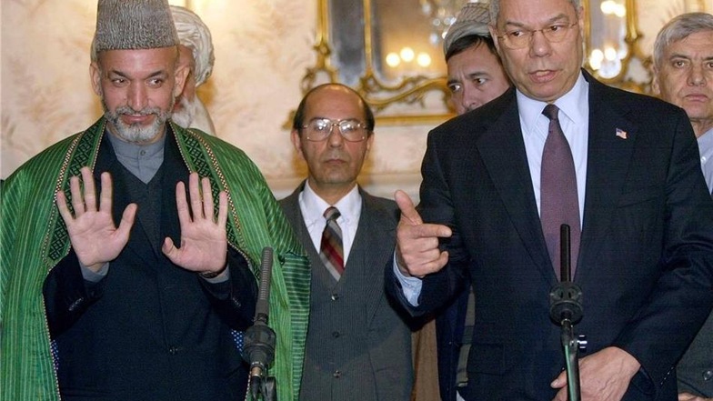 Der US-Außenminister Colin Powell (rechts) im Januar 2002 bei einer Pressekonferenz mit dem damaligen afghanischen Interimspräsidenten Hamid Karzai (links) im Präsidentenpalast Kabuls.