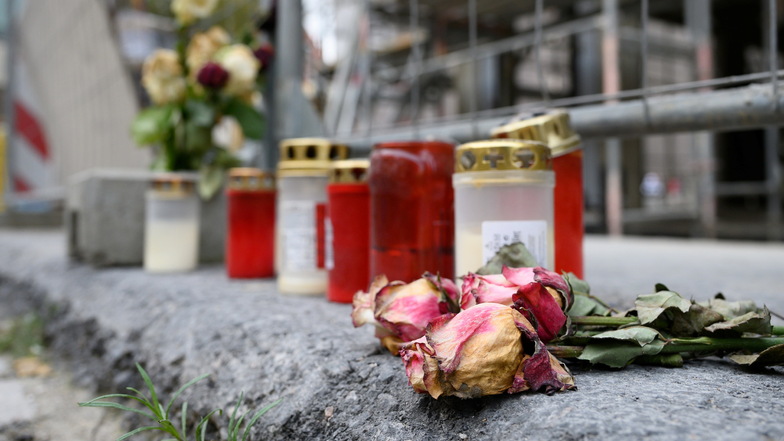 Kerzen und Blumen erinnerten am Tatort an das Verbrechen.